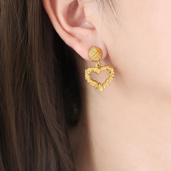 NEW💎18K Gold Plated Vintage Heart Earrings*Drop Earrings - Picture 2 of 6